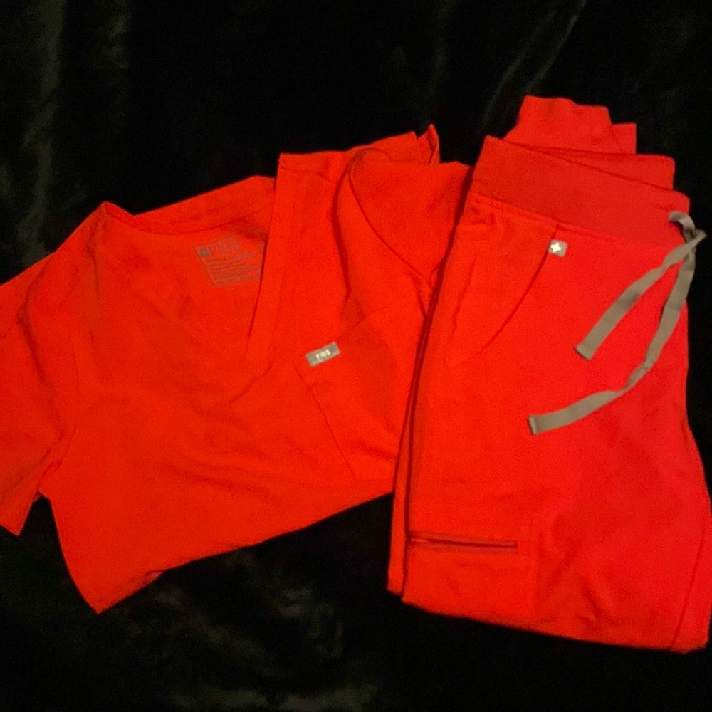 Figs red scrub set